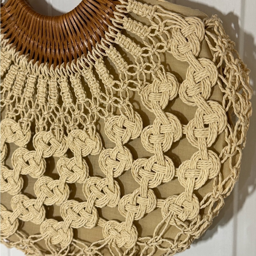 Elegant Cream Woven Handbag - Picture 3 of 8